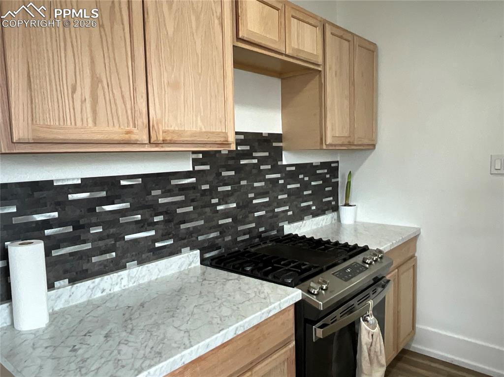 Image 9 of 31: Kitchen