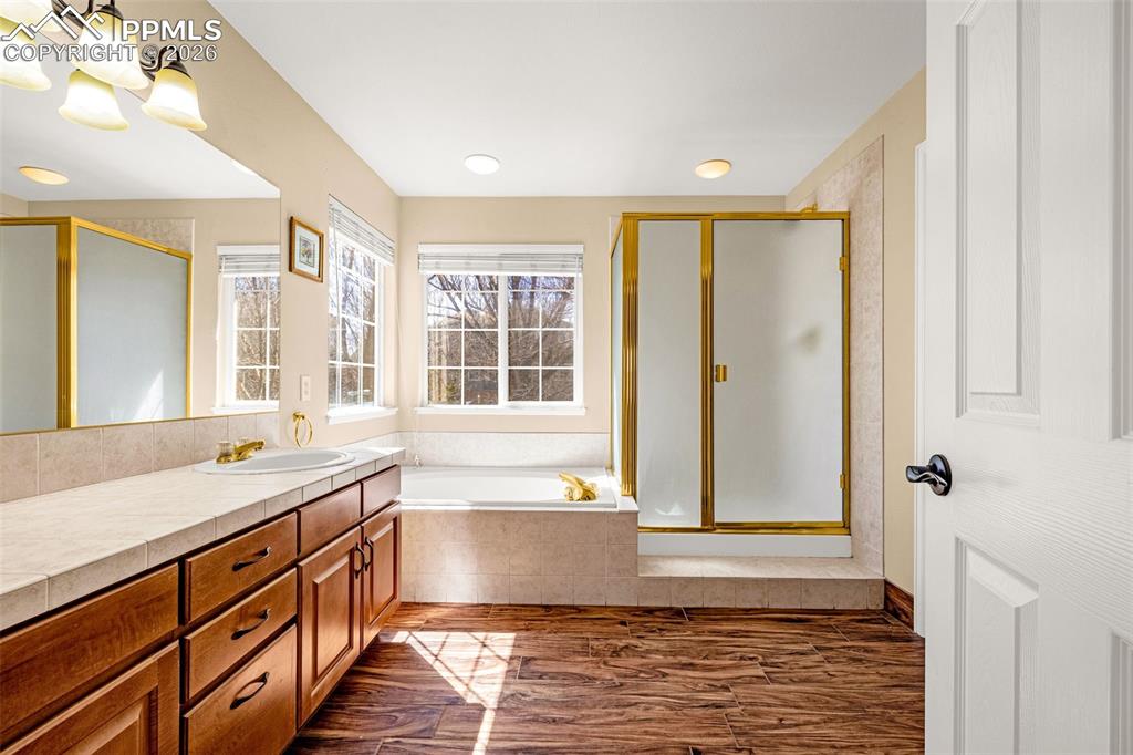 Image 12 of 39: Upper level Master bedroom suite has fully appointed 5 pc bathroom with inc