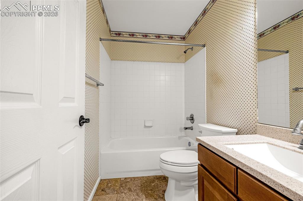 Image 21 of 39: Upper level full bath