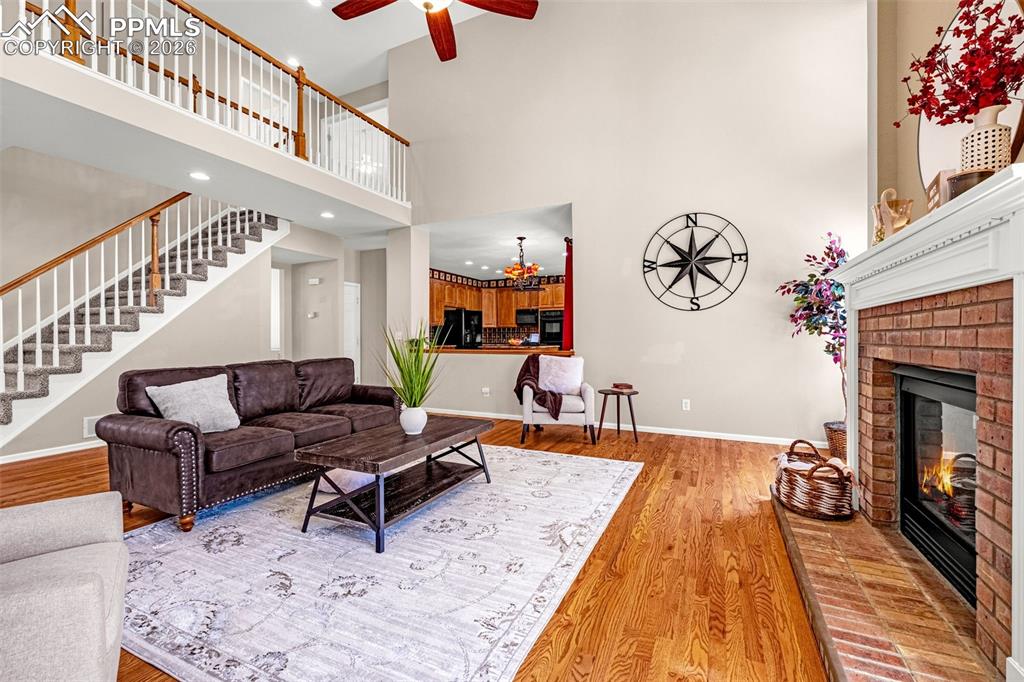 Image 4 of 39: Beautifully maintained natural wood flooring