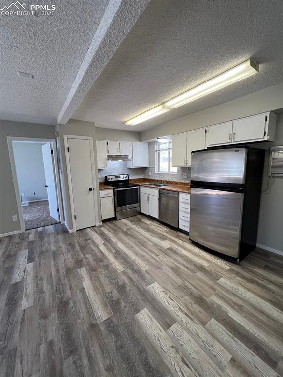 Image 12 of 21: Kitchen