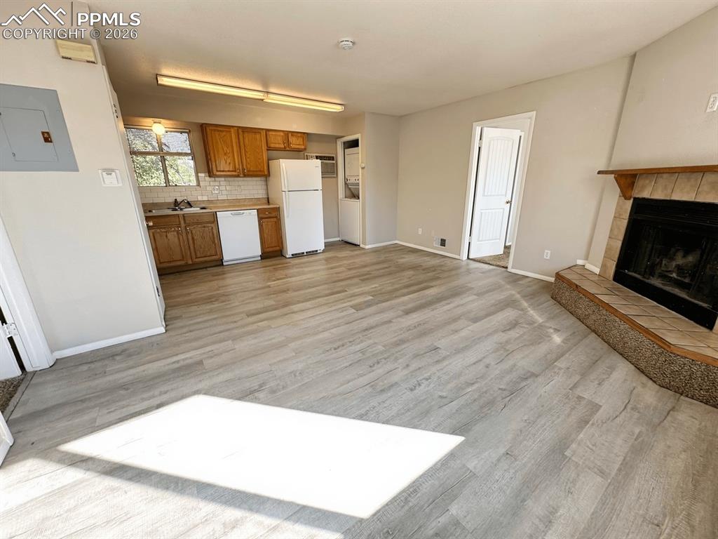 Image 14 of 21: Kitchen