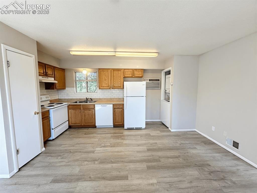 Image 17 of 21: Kitchen