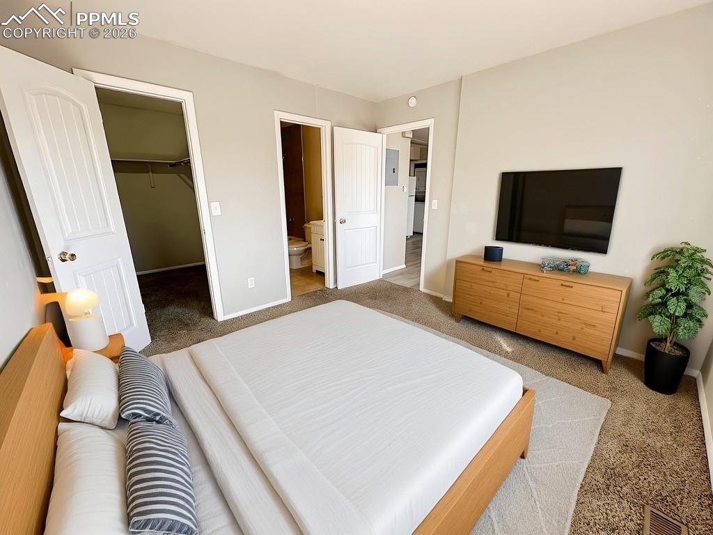 Image 20 of 21: Bedroom