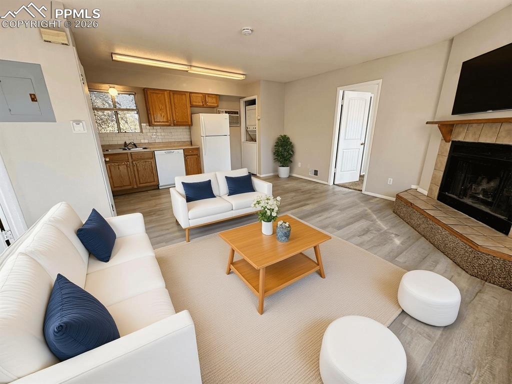 Image 21 of 21: Living Room