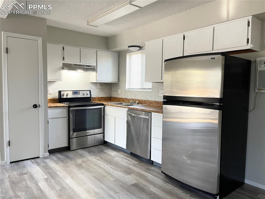 Image 4 of 21: Kitchen