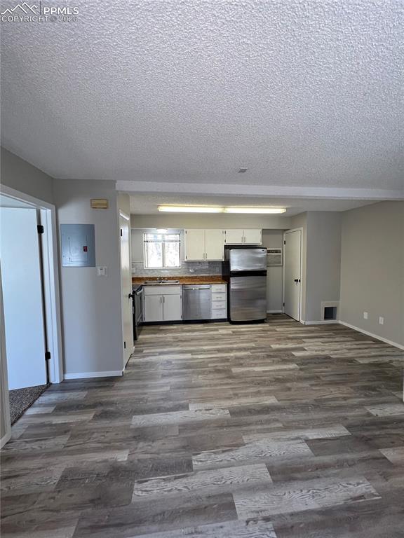 Image 5 of 21: Kitchen