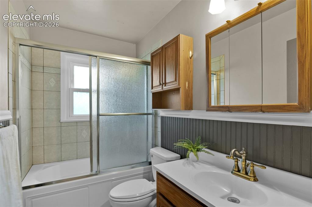 Image 20 of 49: Bathroom