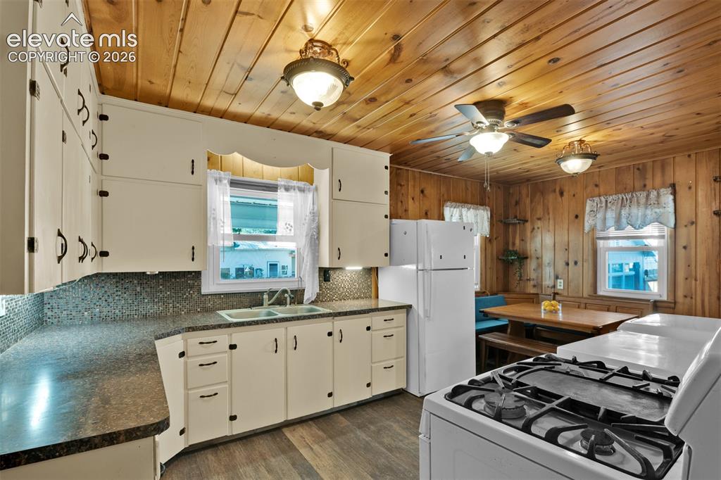 Image 24 of 49: Kitchen