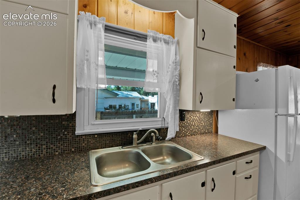 Image 26 of 49: Kitchen