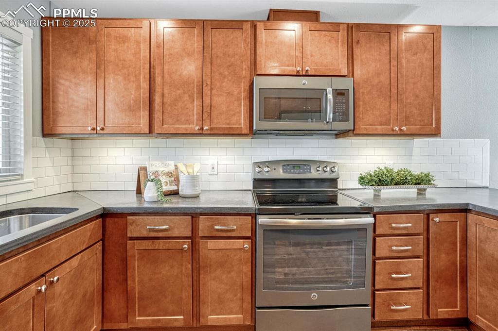 Image 13 of 36: Kitchen