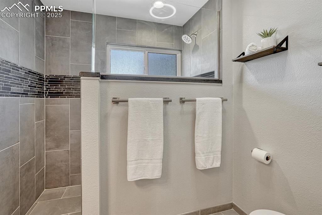 Image 20 of 36: Bathroom