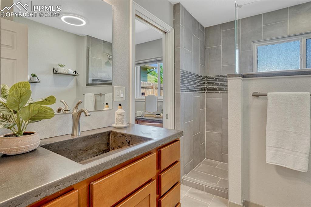 Image 6 of 36: Bathroom