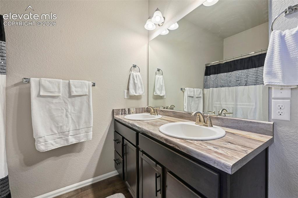 Image 17 of 42: Bathroom