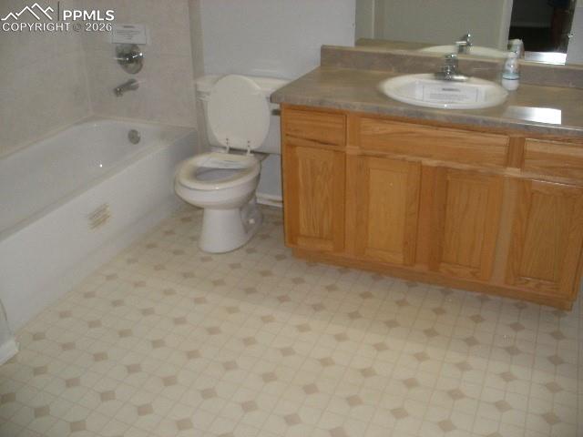 Image 19 of 36: Bathroom