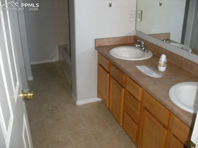 Image 23 of 36: Bathroom