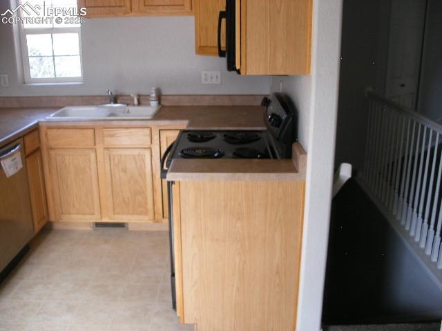 Image 30 of 36: Kitchen