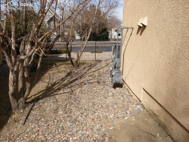 Image 32 of 36: Yard