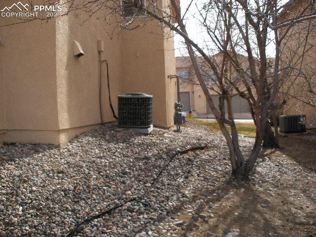 Image 33 of 36: Yard