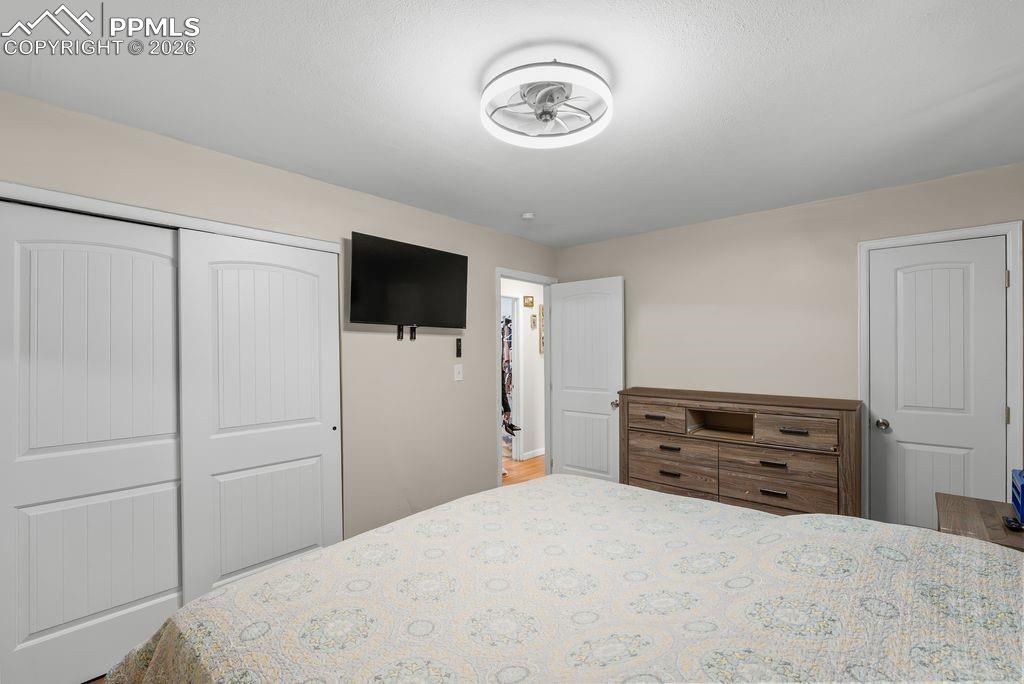 Image 14 of 20: Bedroom