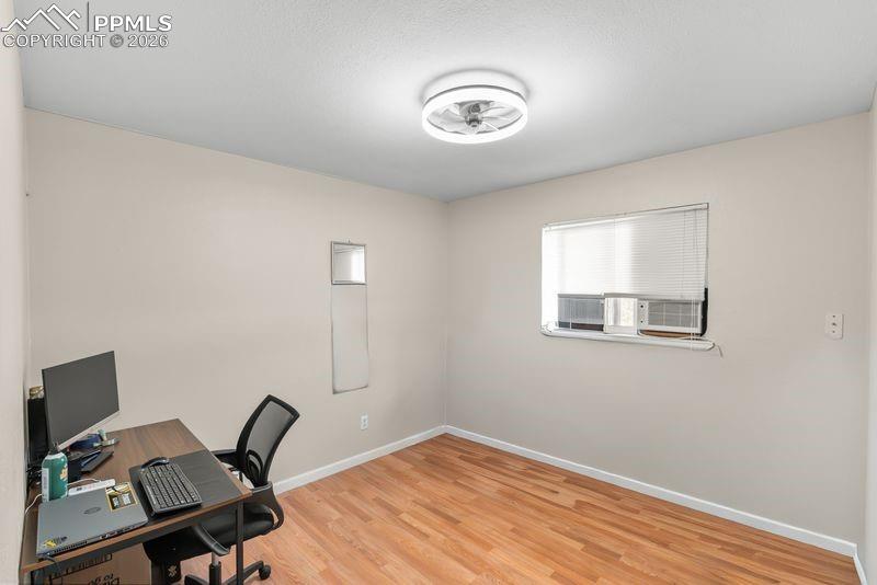 Image 15 of 20: Bedroom