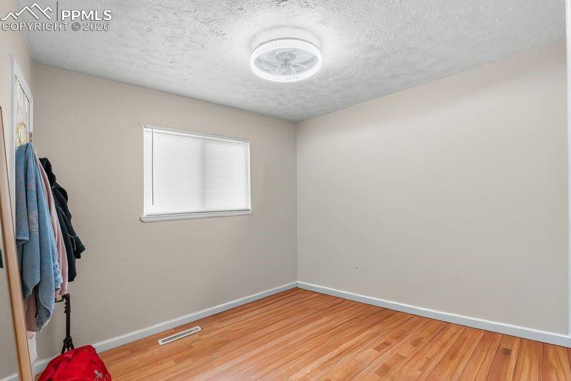 Image 17 of 20: Spare bedroom