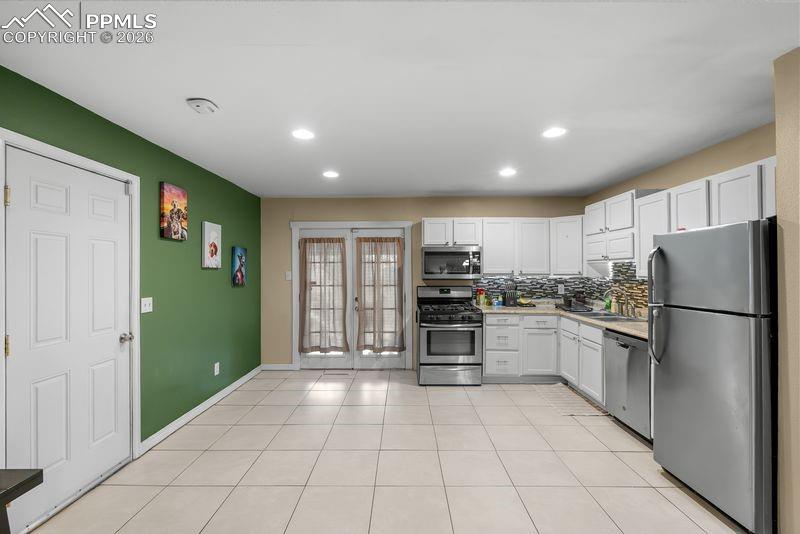 Image 7 of 20: Kitchen