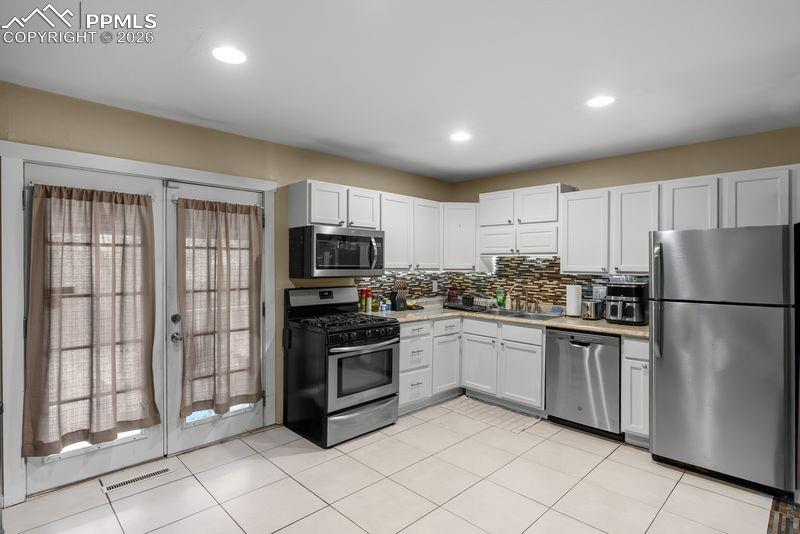 Image 8 of 20: Kitchen