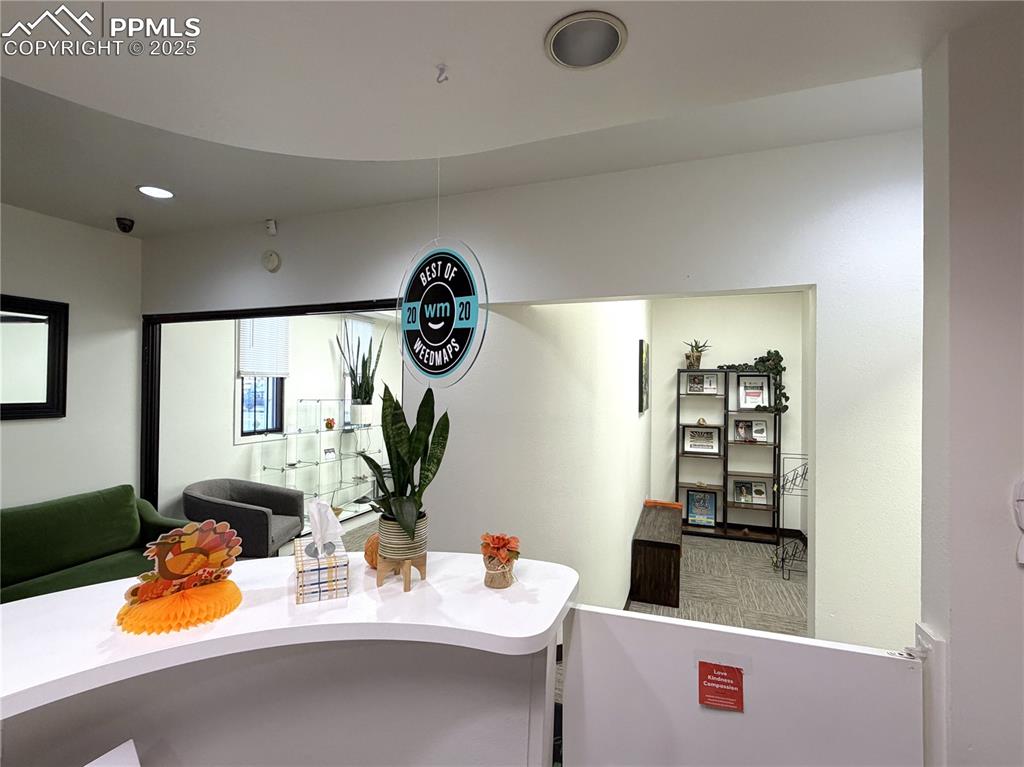 Image 5 of 6: Dining Area