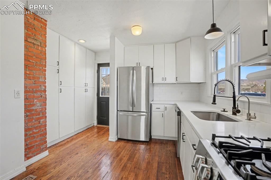 Image 13 of 26: Kitchen