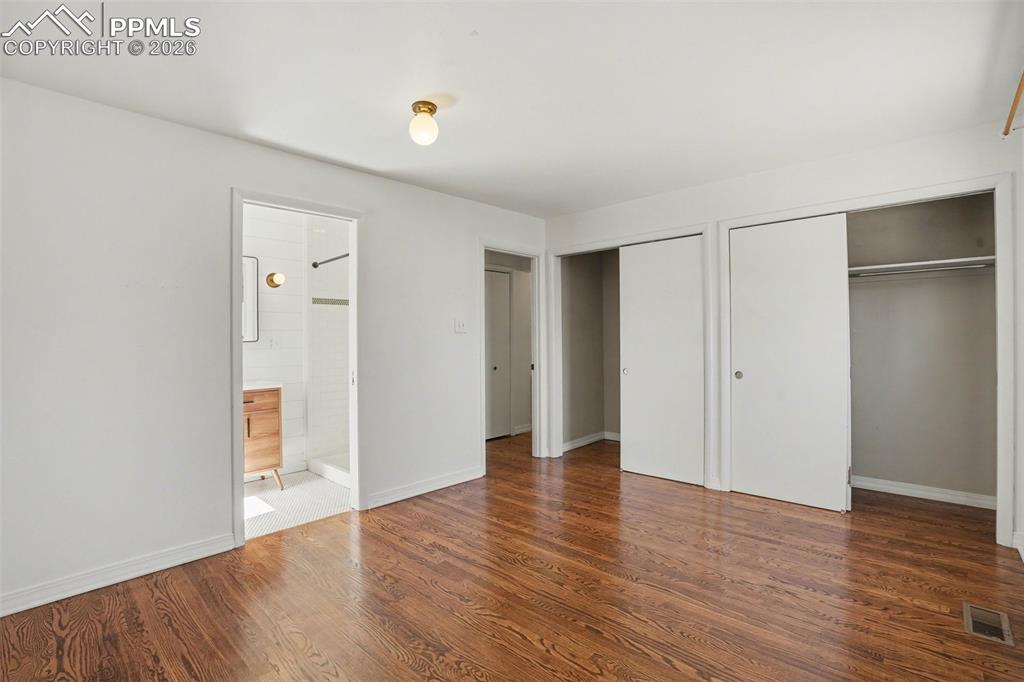 Image 15 of 26: Bedroom