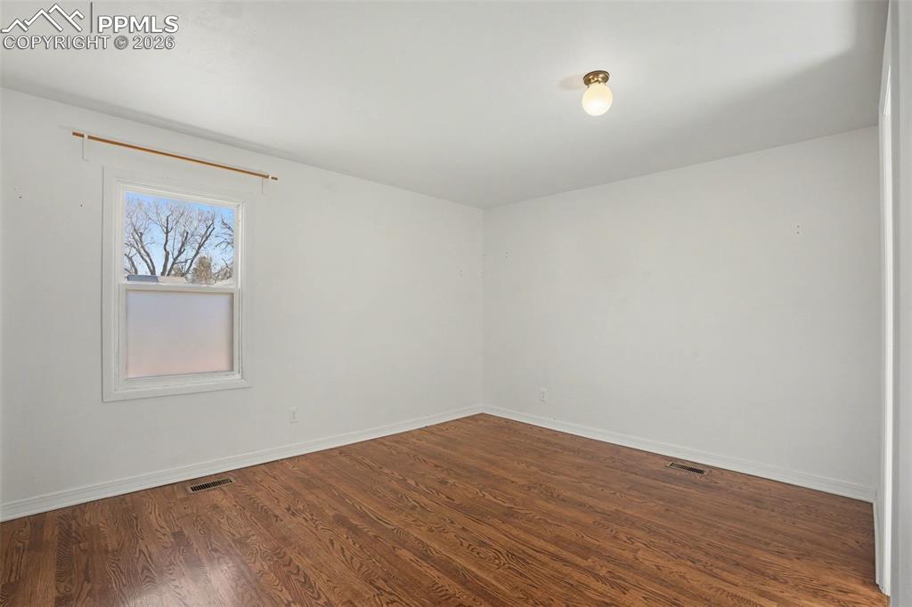 Image 17 of 26: Bedroom