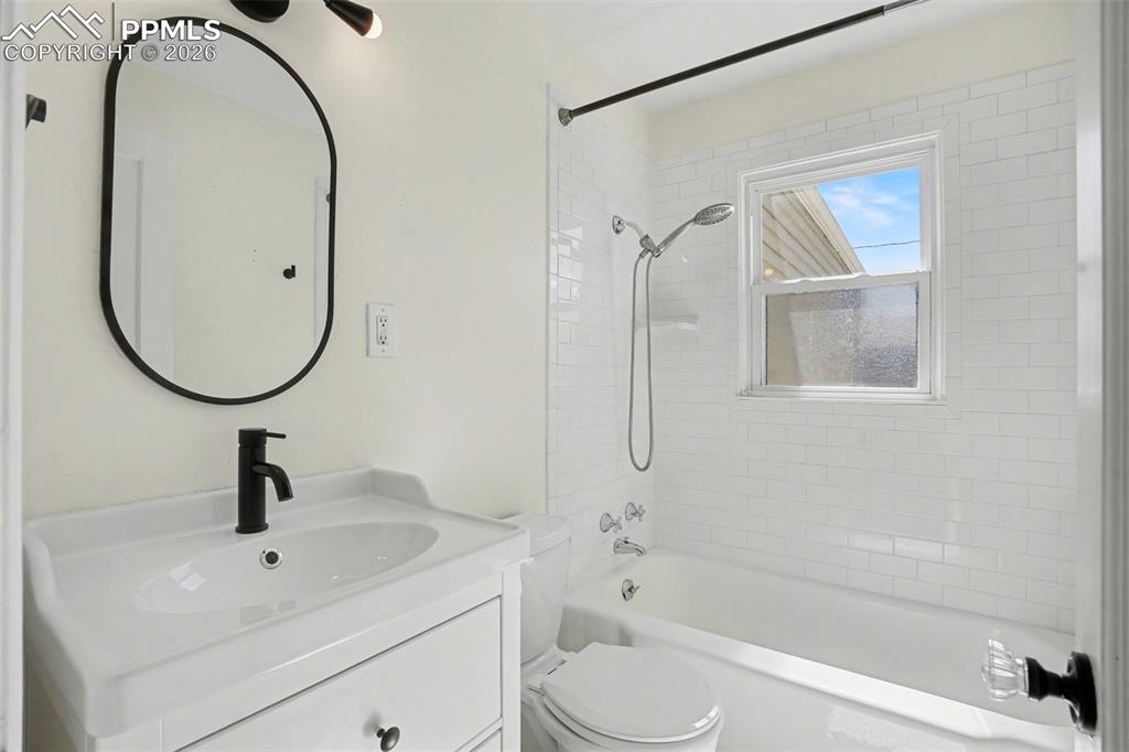 Image 20 of 26: Bathroom