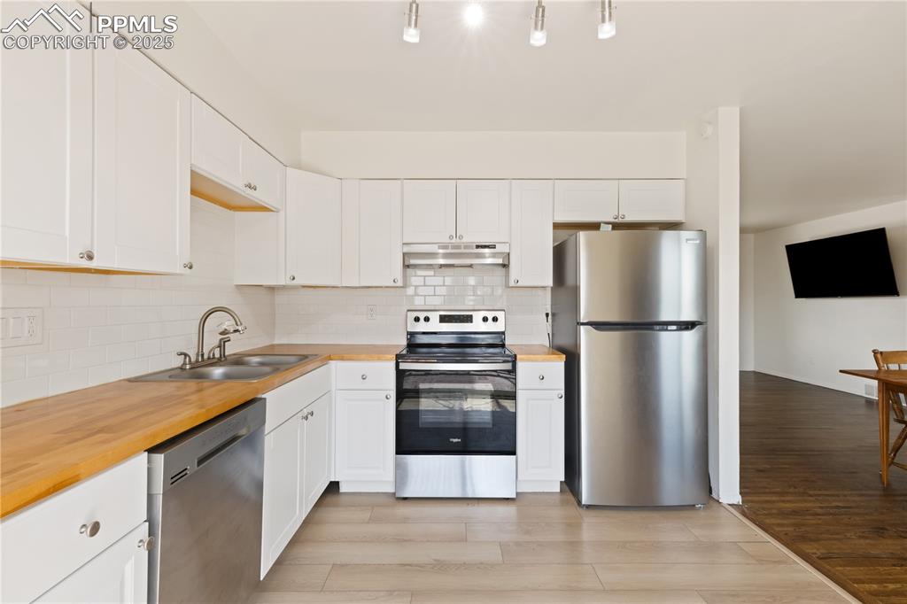 Image 10 of 31: Kitchen