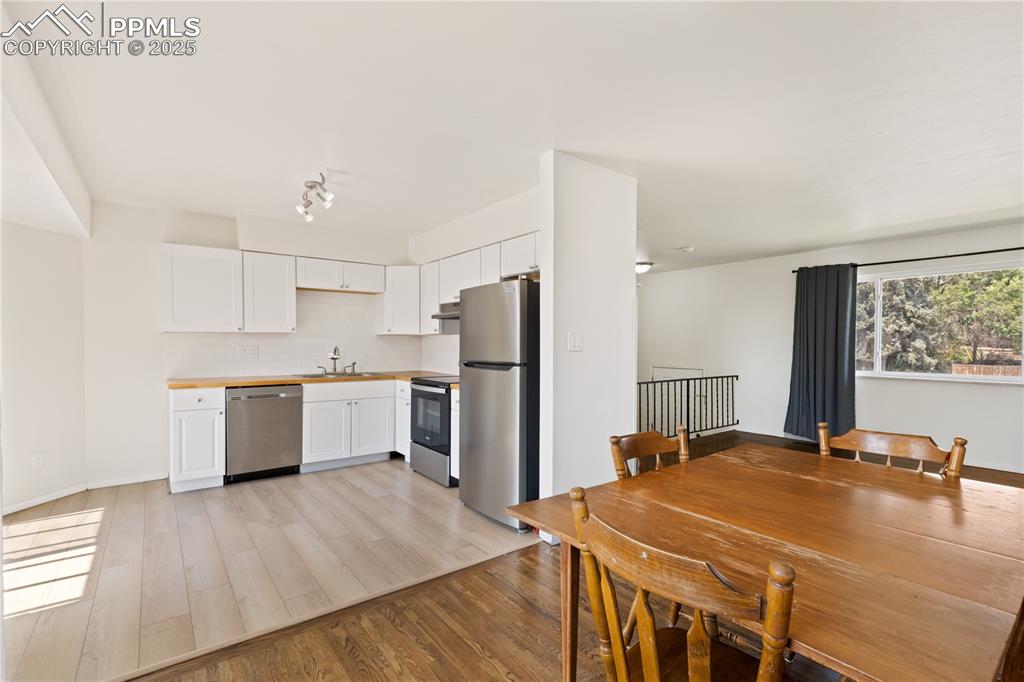 Image 11 of 31: Kitchen
