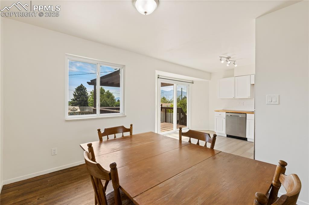 Image 12 of 31: Dining Area