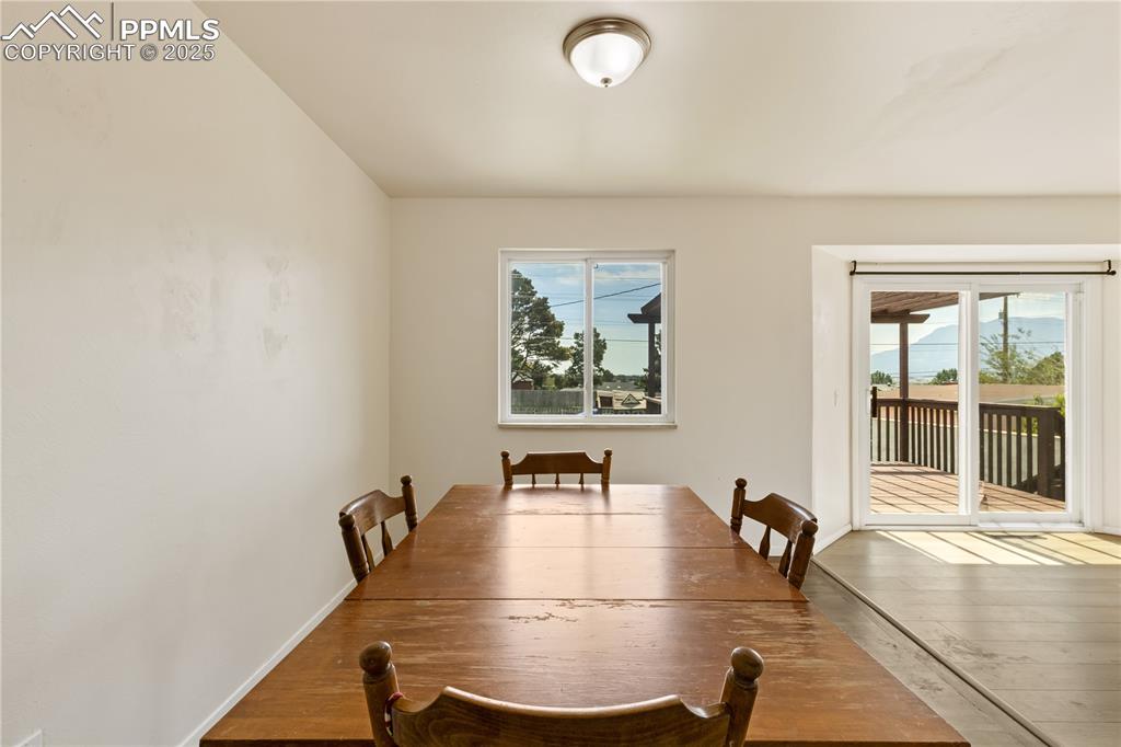 Image 13 of 31: Dining Area