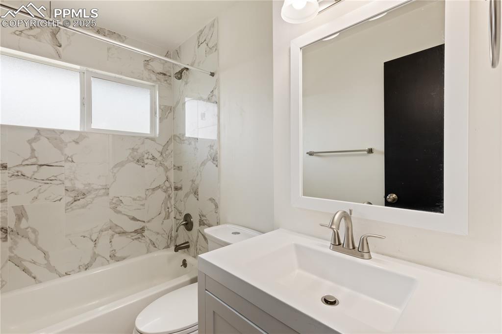 Image 16 of 31: Upper level bathroom