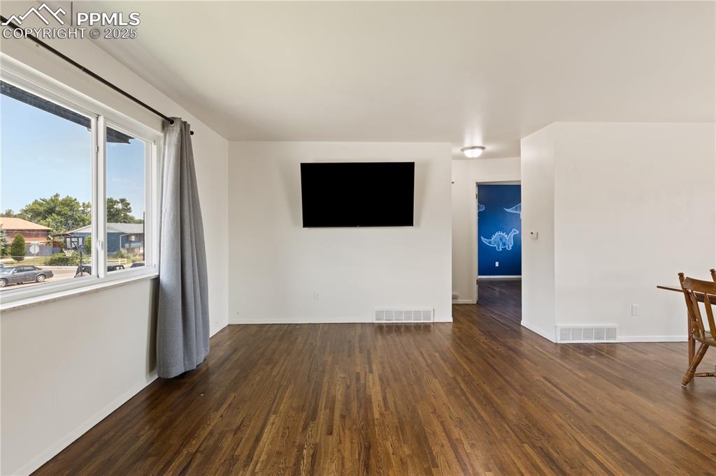 Image 6 of 31: Living Room
