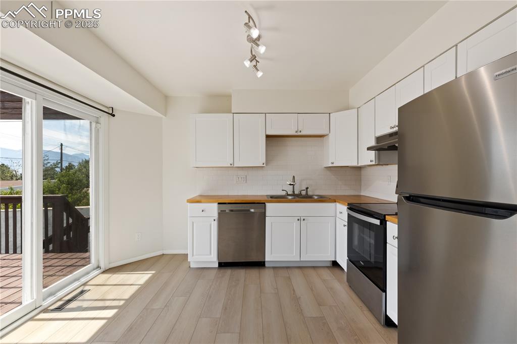 Image 8 of 31: Kitchen