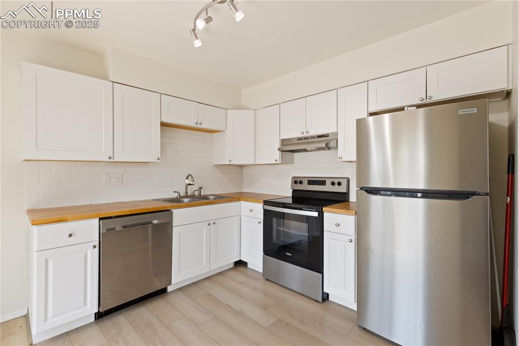 Image 9 of 31: Kitchen