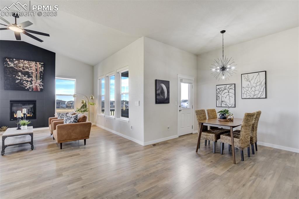 Image 10 of 50: Dining Area