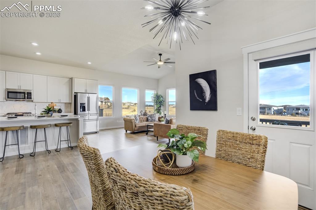 Image 11 of 50: Dining Area