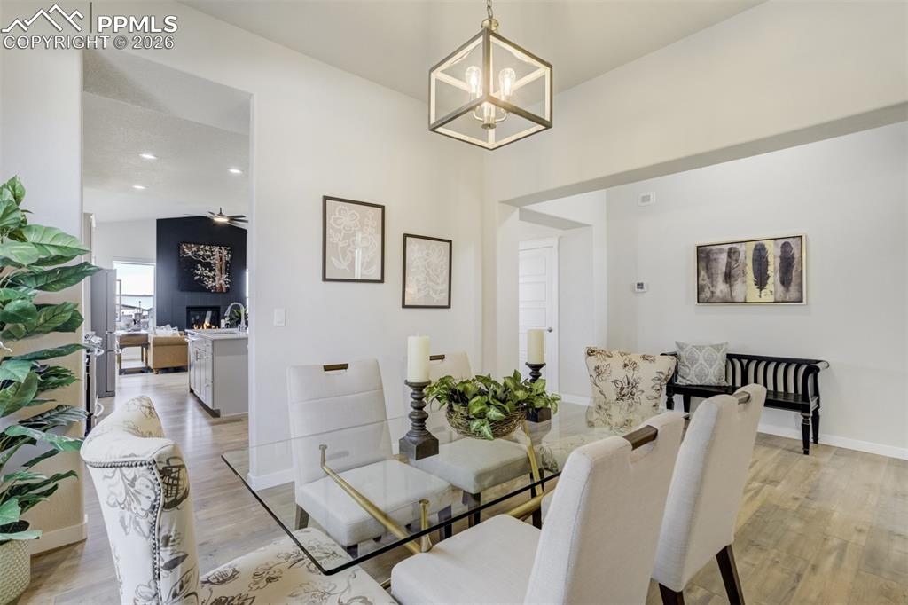 Image 14 of 50: Dining Area