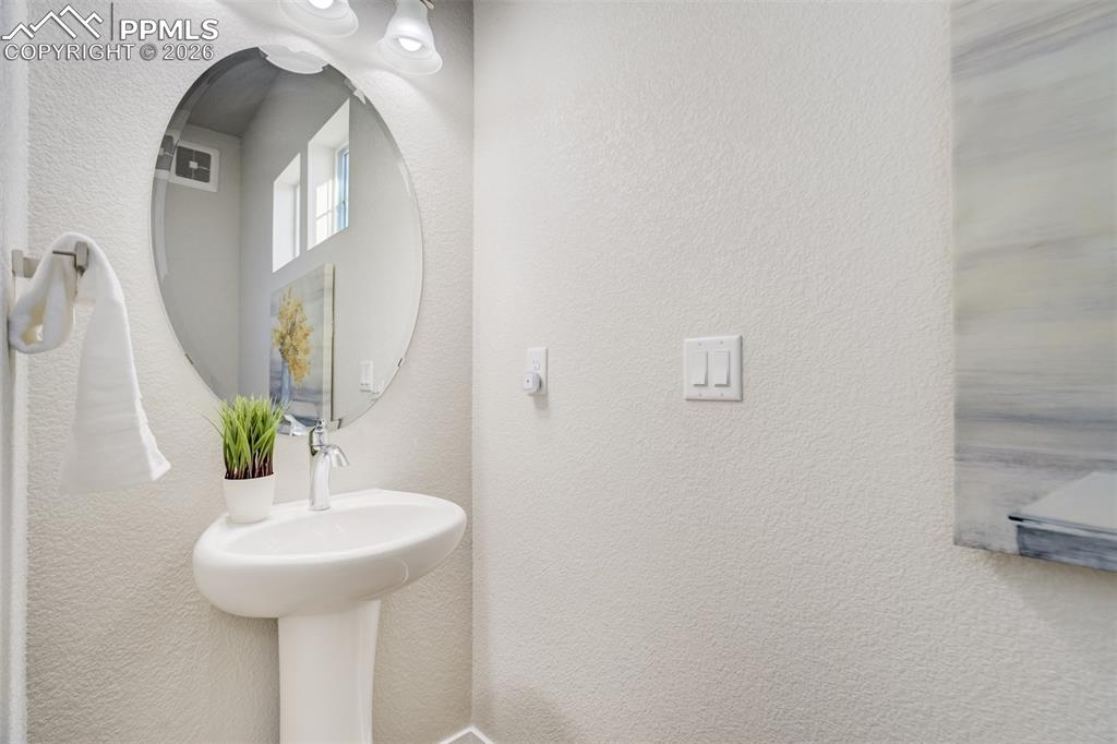 Image 17 of 50: Bathroom