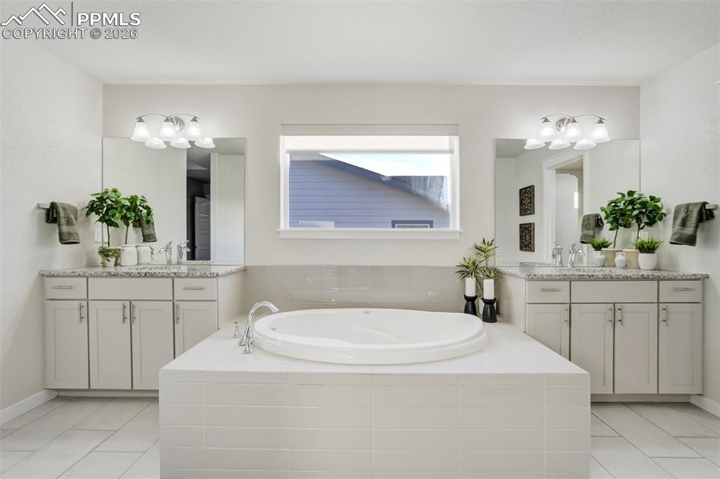 Image 22 of 50: Bathroom