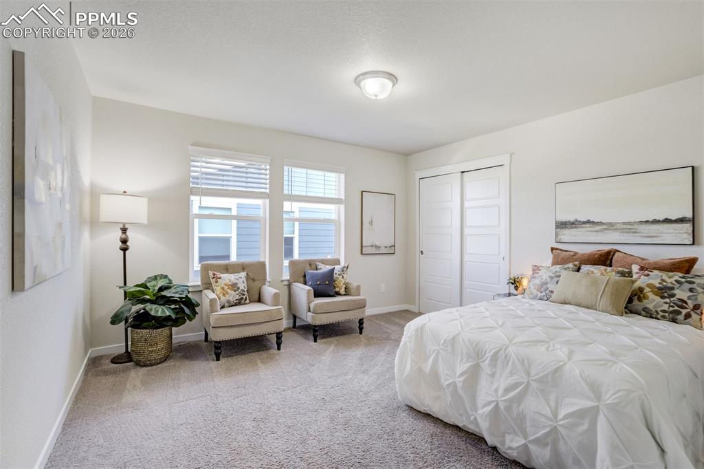 Image 27 of 50: Bedroom