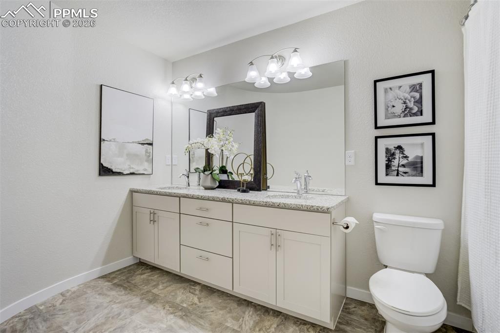 Image 30 of 50: Bathroom