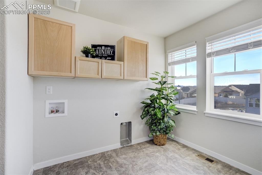 Image 32 of 50: Laundry