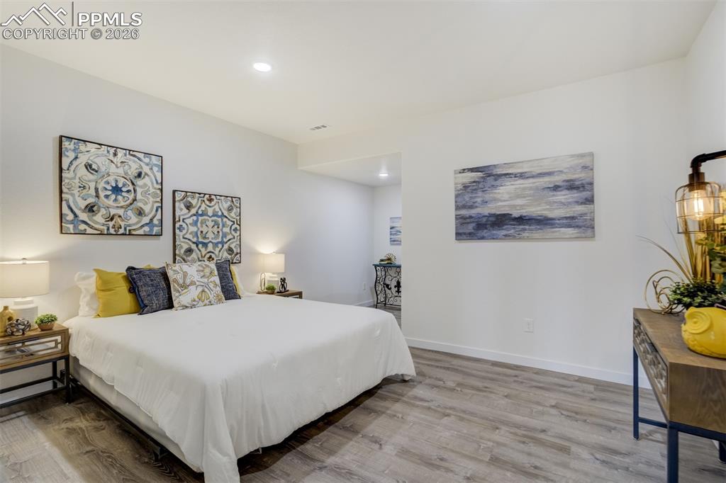 Image 36 of 50: Bedroom